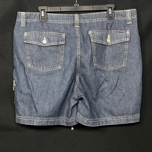Cute Jean Shorts Size 16M - Picture 2 of 4